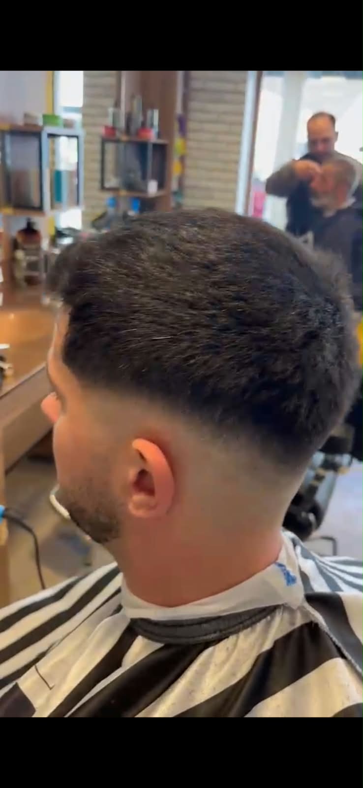 Master Barber beim Haarschnitt im Salon
