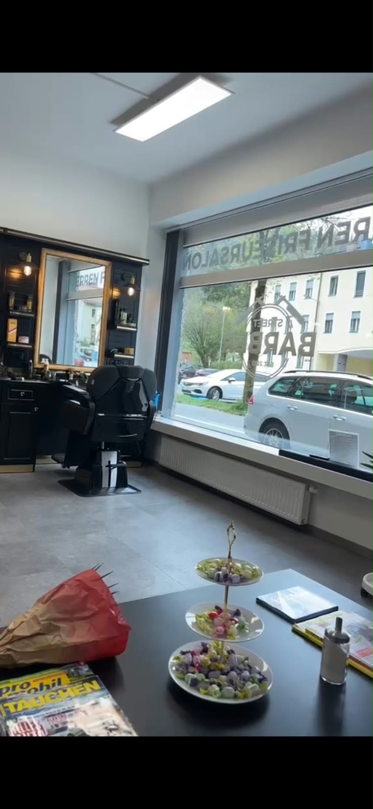 Barber Chair mit Fensterblick und Begrüßungstisch